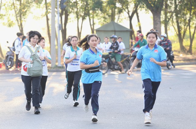 Bạn trẻ ASEAN - Nhật Bản chạy bộ, tham quan Đền Hùng ảnh 1