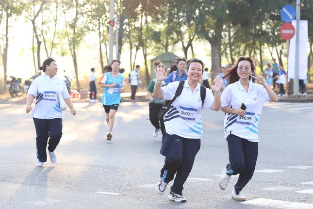 Bạn trẻ ASEAN - Nhật Bản chạy bộ, tham quan Đền Hùng ảnh 4