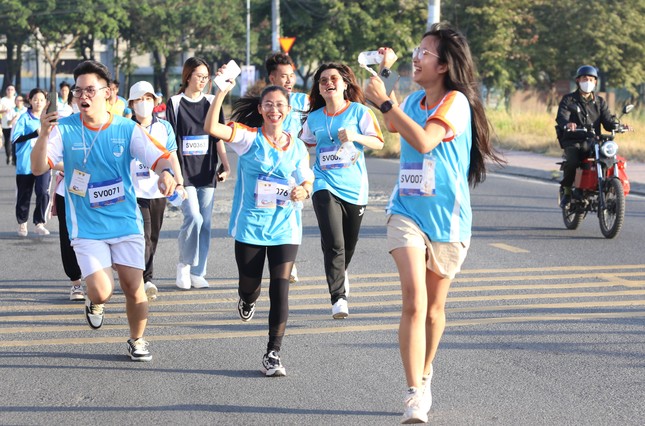 Bạn trẻ ASEAN - Nhật Bản chạy bộ, tham quan Đền Hùng ảnh 5