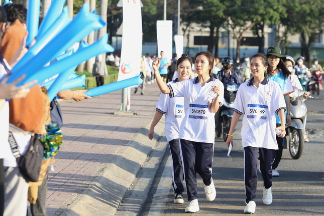 Bạn trẻ ASEAN - Nhật Bản chạy bộ, tham quan Đền Hùng ảnh 8