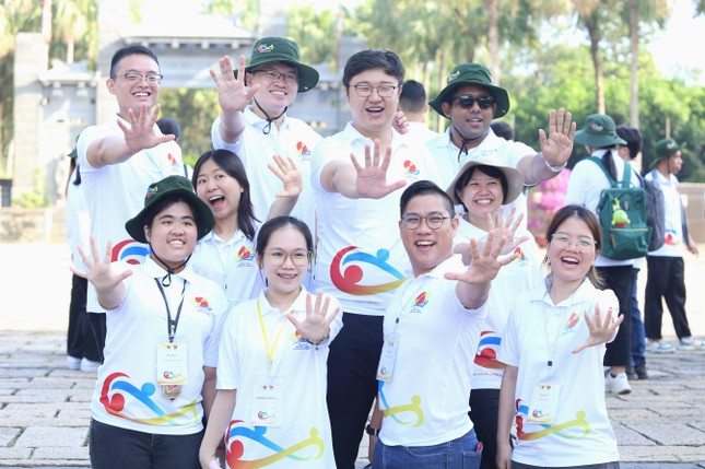 Bạn trẻ ASEAN - Nhật Bản chạy bộ, tham quan Đền Hùng ảnh 12