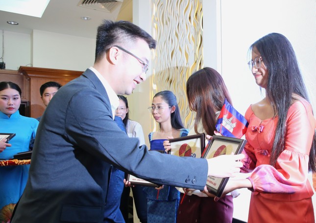 Bạn trẻ ASEAN - Nhật Bản giao lưu văn nghệ, kết chặt tình hữu nghị trong đêm hội văn hóa ảnh 2