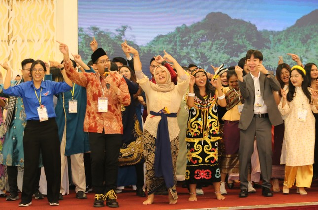 Bạn trẻ ASEAN - Nhật Bản giao lưu văn nghệ, kết chặt tình hữu nghị trong đêm hội văn hóa ảnh 4