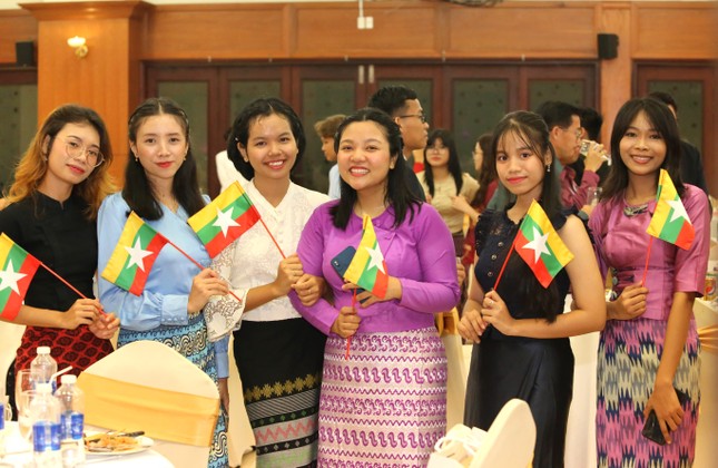 Bạn trẻ ASEAN - Nhật Bản giao lưu văn nghệ, kết chặt tình hữu nghị trong đêm hội văn hóa ảnh 6