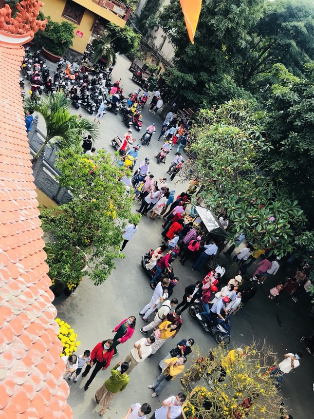 Sài Gòn nhộn nhịp trưa Mùng 1 Tết, dân đeo khẩu trang kín mít đi lễ chùa đầu năm ảnh 19