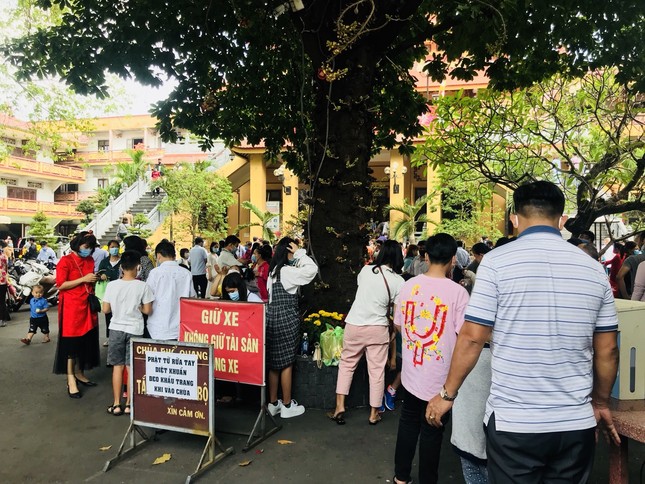 Sài Gòn nhộn nhịp trưa Mùng 1 Tết, dân đeo khẩu trang kín mít đi lễ chùa đầu năm ảnh 20