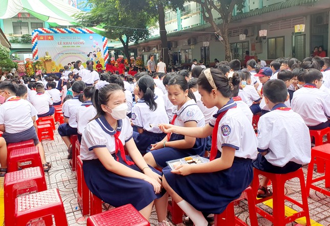 Giám đốc Sở GD&ĐT TPHCM nói về lạm thu: Hiệu trưởng không thể nói không biết ảnh 1