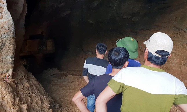 Tìm thấy một thi thể phu vàng sau 7 ngày kẹt trong hang ở Hòa Bình ảnh 1