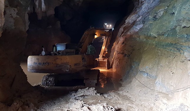 Tìm thấy một thi thể phu vàng sau 7 ngày kẹt trong hang ở Hòa Bình ảnh 2