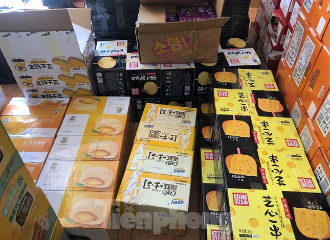 Cận cảnh hơn 10 tấn bánh trung thu, trà sữa nhập lậu ảnh 7