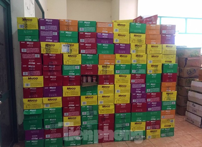 Cận cảnh hơn 10 tấn bánh trung thu, trà sữa nhập lậu ảnh 5