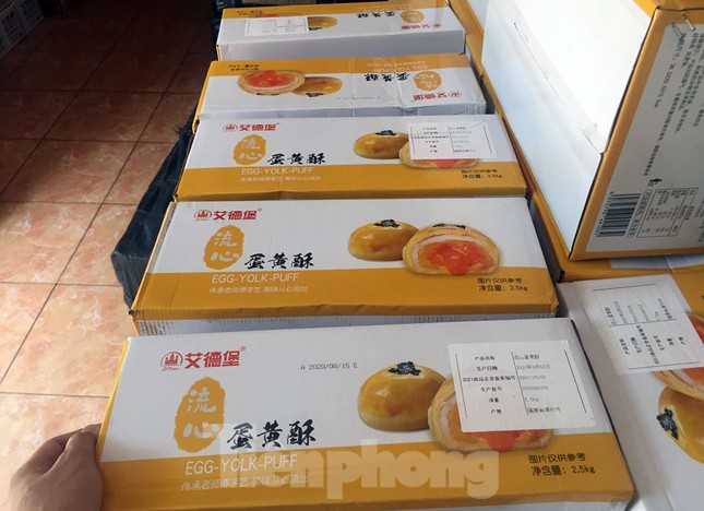 Cận cảnh hơn 10 tấn bánh trung thu, trà sữa nhập lậu ảnh 8