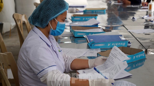 Hàng nghìn xe tải nườm nượp qua chốt COVID-19 trên QL5 ra cảng Hải Phòng ảnh 4