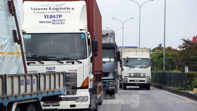 Hàng nghìn xe tải nườm nượp qua chốt COVID-19 trên QL5 ra cảng Hải Phòng ảnh 9