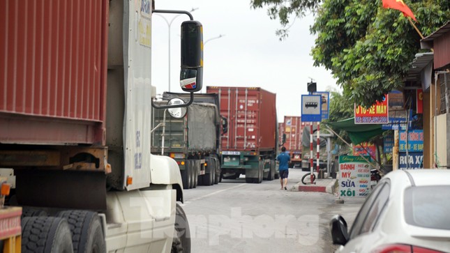 Hàng nghìn xe tải nườm nượp qua chốt COVID-19 trên QL5 ra cảng Hải Phòng ảnh 7