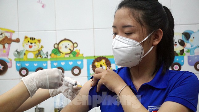 5 trường hợp có biểu hiện sốt sau tiêm vắc xin COVID-19 ở Hải Dương ảnh 1