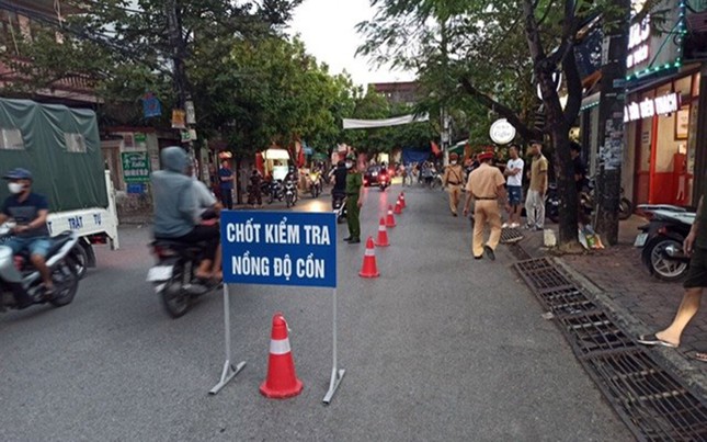 Tạm giữ tài xế 'thông chốt' nồng độ cồn, tông cảnh sát bị thương ảnh 1