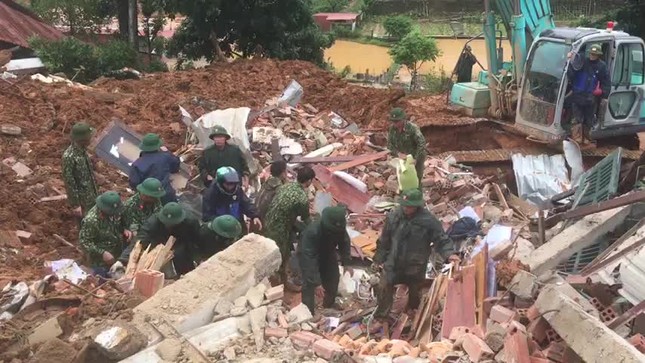Đại tướng Ngô Xuân Lịch chỉ đạo đảm bảo an toàn cho quân dân miền Trung ảnh 1