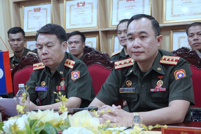Sĩ quan trẻ Việt - Lào bàn biện pháp tương trợ lẫn nhau ảnh 2