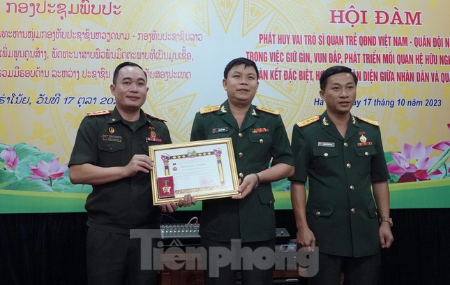 Sĩ quan trẻ Việt - Lào bàn biện pháp tương trợ lẫn nhau ảnh 1