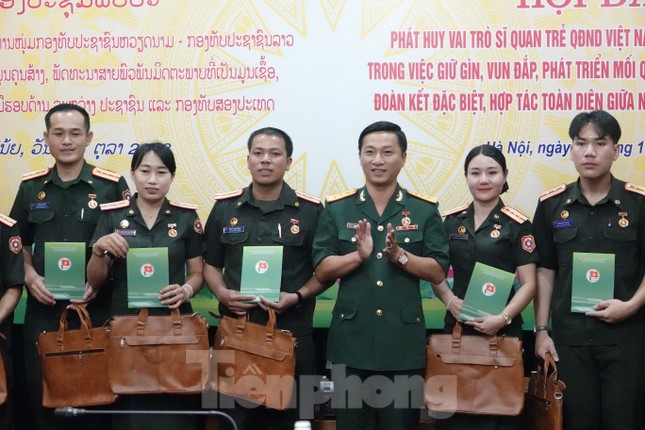 Sĩ quan trẻ Việt - Lào bàn biện pháp tương trợ lẫn nhau ảnh 6