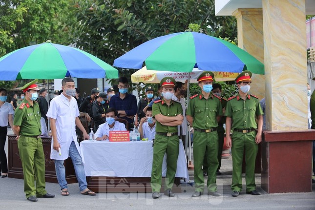 Hàng trăm người đội nắng theo dõi phiên xử vợ chồng Đường ‘Nhuệ’ ảnh 1