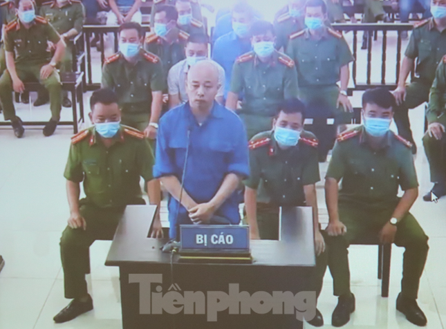 Hàng trăm người đội nắng theo dõi phiên xử vợ chồng Đường ‘Nhuệ’ ảnh 10