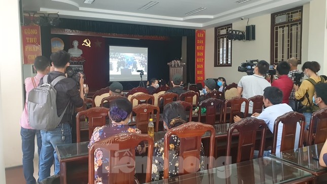 Hàng trăm người đội nắng theo dõi phiên xử vợ chồng Đường ‘Nhuệ’ ảnh 7
