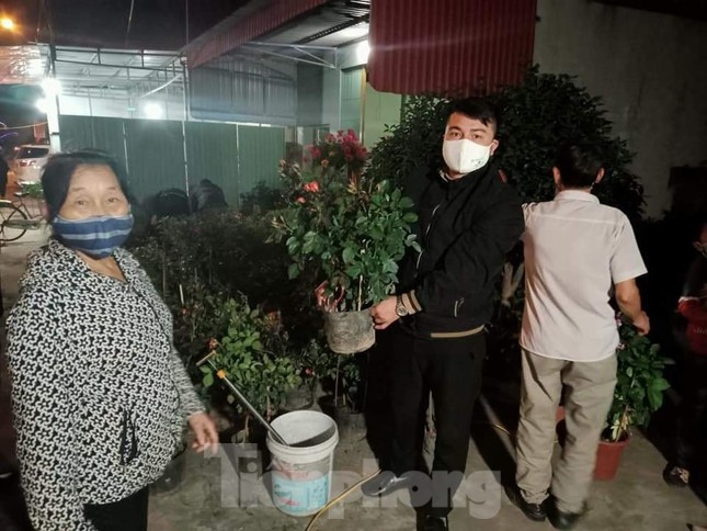 Đóng cửa chợ Viềng, người dân vẫn nườm nượp đổ về cầu may ảnh 6