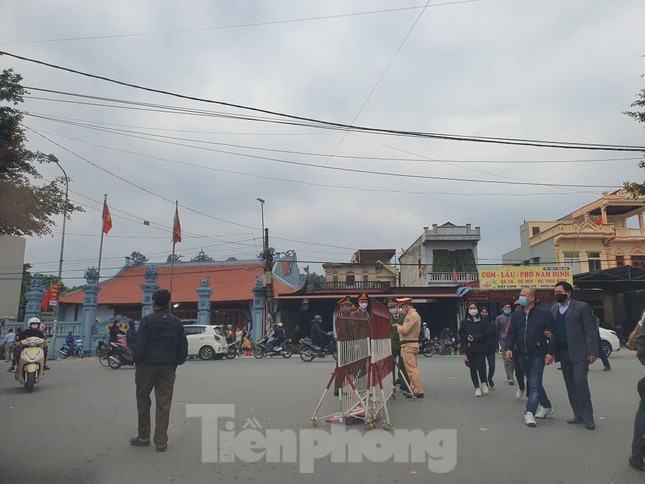 Đóng cửa chợ Viềng, người dân vẫn nườm nượp đổ về cầu may ảnh 3