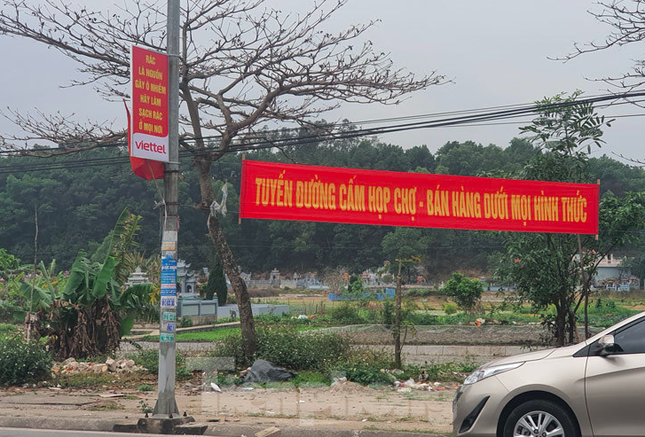 Đóng cửa chợ Viềng, người dân vẫn nườm nượp đổ về cầu may ảnh 5