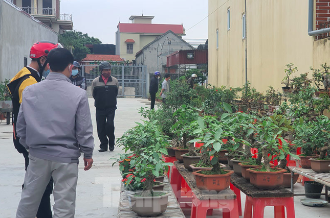Đóng cửa chợ Viềng, người dân vẫn nườm nượp đổ về cầu may ảnh 7