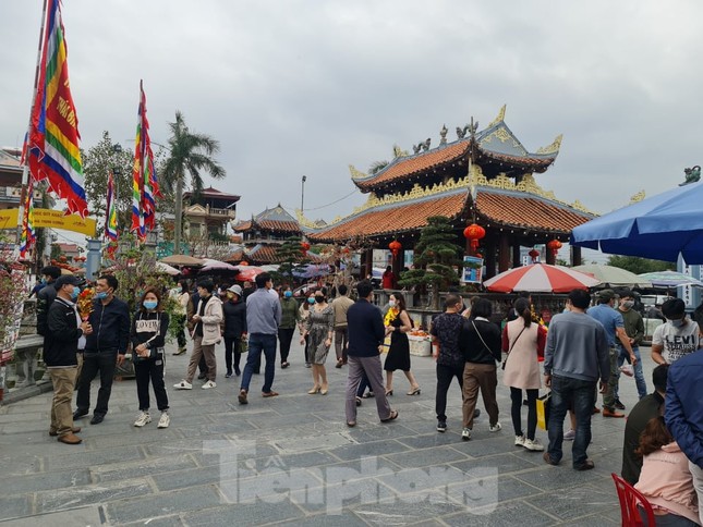 Đóng cửa chợ Viềng, người dân vẫn nườm nượp đổ về cầu may ảnh 8