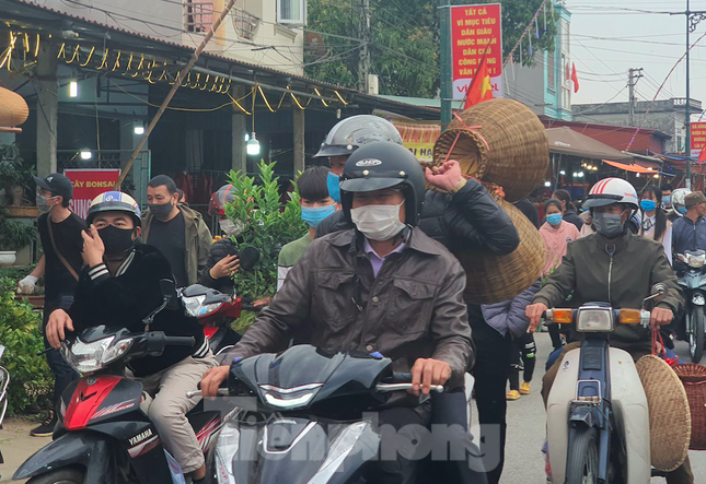 Đóng cửa chợ Viềng, người dân vẫn nườm nượp đổ về cầu may ảnh 12