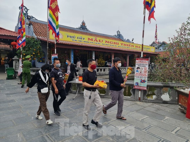 Đóng cửa chợ Viềng, người dân vẫn nườm nượp đổ về cầu may ảnh 2
