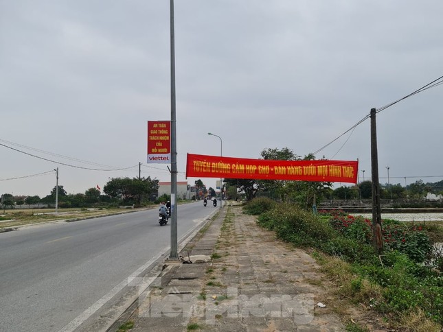 Đóng cửa chợ Viềng, người dân vẫn nườm nượp đổ về cầu may ảnh 4