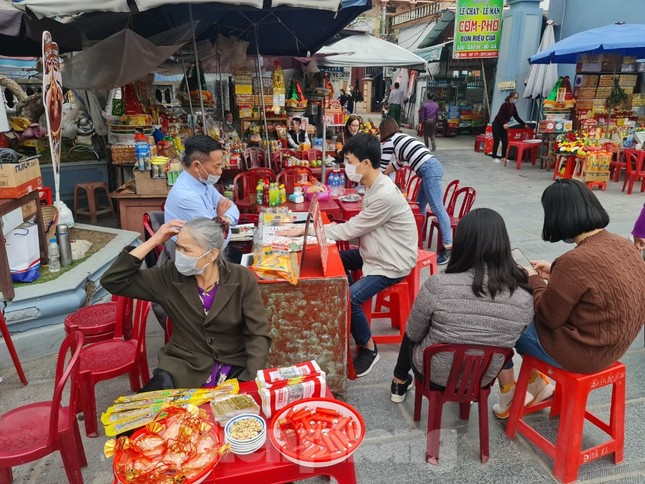 Đóng cửa chợ Viềng, người dân vẫn nườm nượp đổ về cầu may ảnh 11