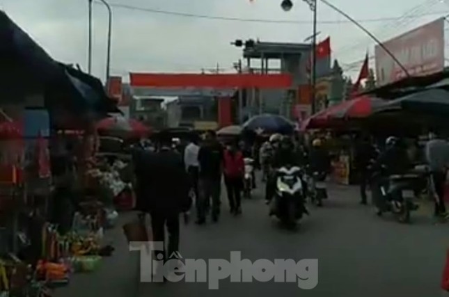 Đóng cửa chợ Viềng, người dân vẫn nườm nượp đổ về cầu may ảnh 9