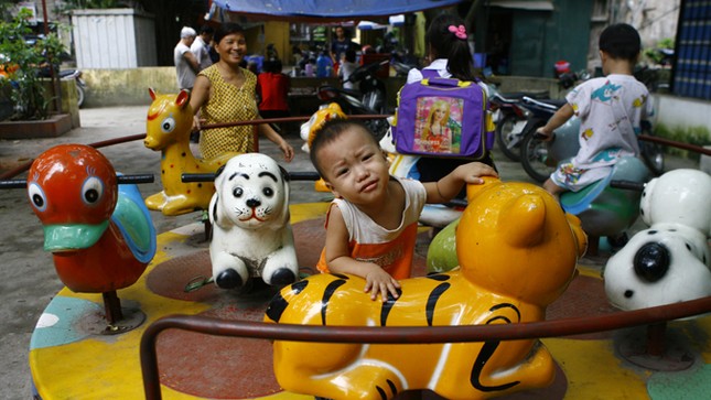 Khi người lớn “cướp” sân chơi con trẻ ảnh 2
