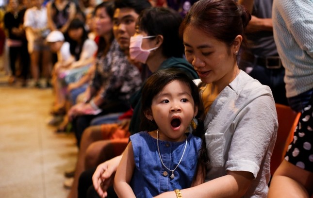 Biển người đón Việt kiều trong đêm cuối tuần ở Tân Sơn Nhất ảnh 8