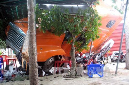 BẢN TIN ATGT: Người đàn ông gần đứt lìa chân sau cú tông của tàu hỏa ảnh 4