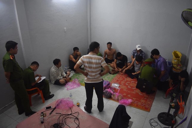 Bắt quả tang sòng sóc đĩa có nhiều cán bộ, công chức, viên chức ảnh 1