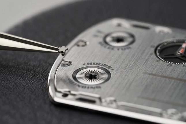 Chiếc đồng hồ mỏng nhất thế giới, giá hơn 45 tỷ đồng được tạo ra thế nào?