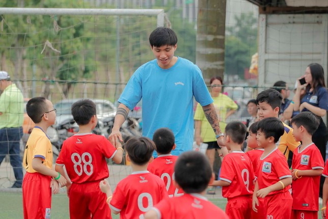 Đoàn Văn Hậu truyền cảm hứng cho cầu thủ nhí VietGoal tại Hà Nội Super Cup 2023 ảnh 1