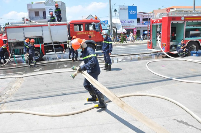Lửa bùng phát trở lại tại công ty may ở Cần Thơ ảnh 3