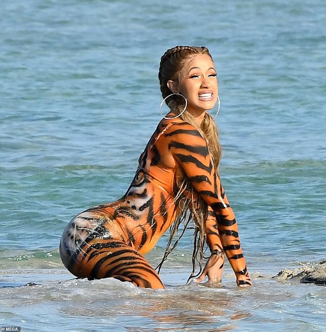 Cardi B 'transforms' the hot queen of the forest, dancing her butt on the beach photo 1