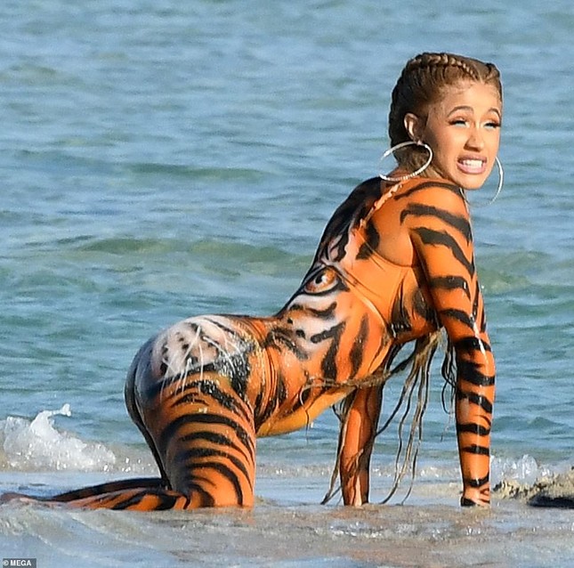 Cardi B 'transforms' the hot queen of the forest, dancing her butt on the beach photo 3