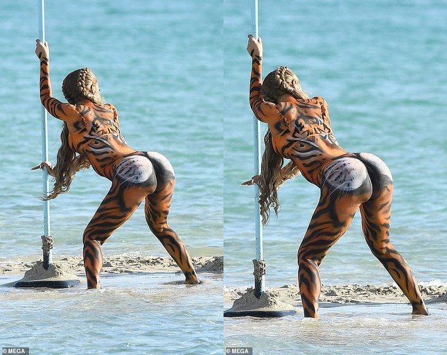 Cardi B 'transforms' the hot queen of the forest, dancing her butt on the beach photo 5