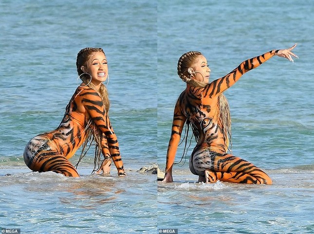 Cardi B 'transforms' the hot queen of the jungle, dancing her butt on the beach photo 8