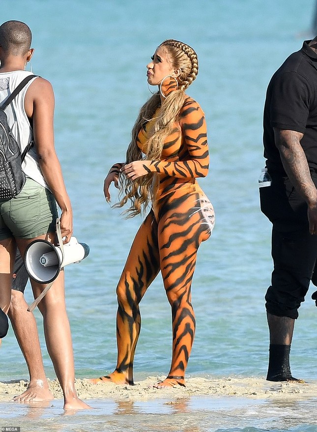 Cardi B 'transforms' the hot queen of the forest, dancing her butt on the beach photo 9